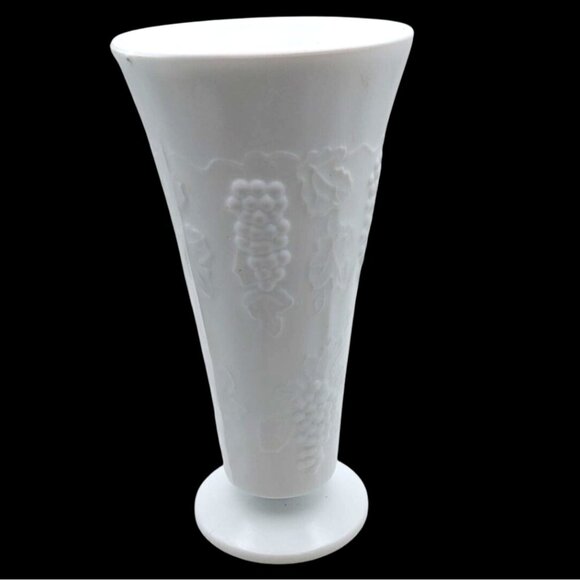 Vintage Indiana Milk Glass Paneled Embossed Harvest Grape Vine Pedestal Vase - Picture 1 of 8